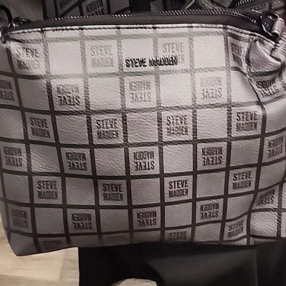 Steve Madden BOlivia Block Logo Tote Bag w/Detachable Crossbody & Wristlet - Picture 9 of 12